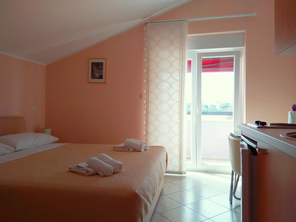 Aparthotel Viola Pjescana Uvala Ngoại thất bức ảnh