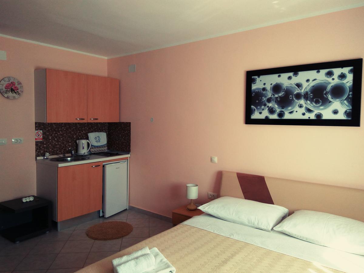Aparthotel Viola Pjescana Uvala Ngoại thất bức ảnh
