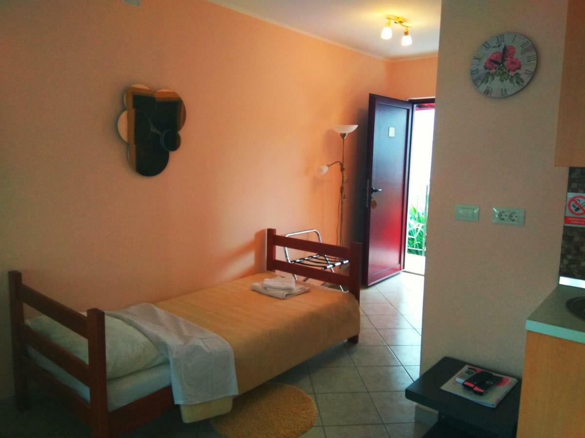 Aparthotel Viola Pjescana Uvala Ngoại thất bức ảnh